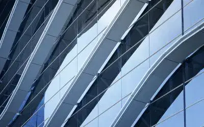 Le grand débat sur les façades : systèmes traditionnels contre systèmes modulaires